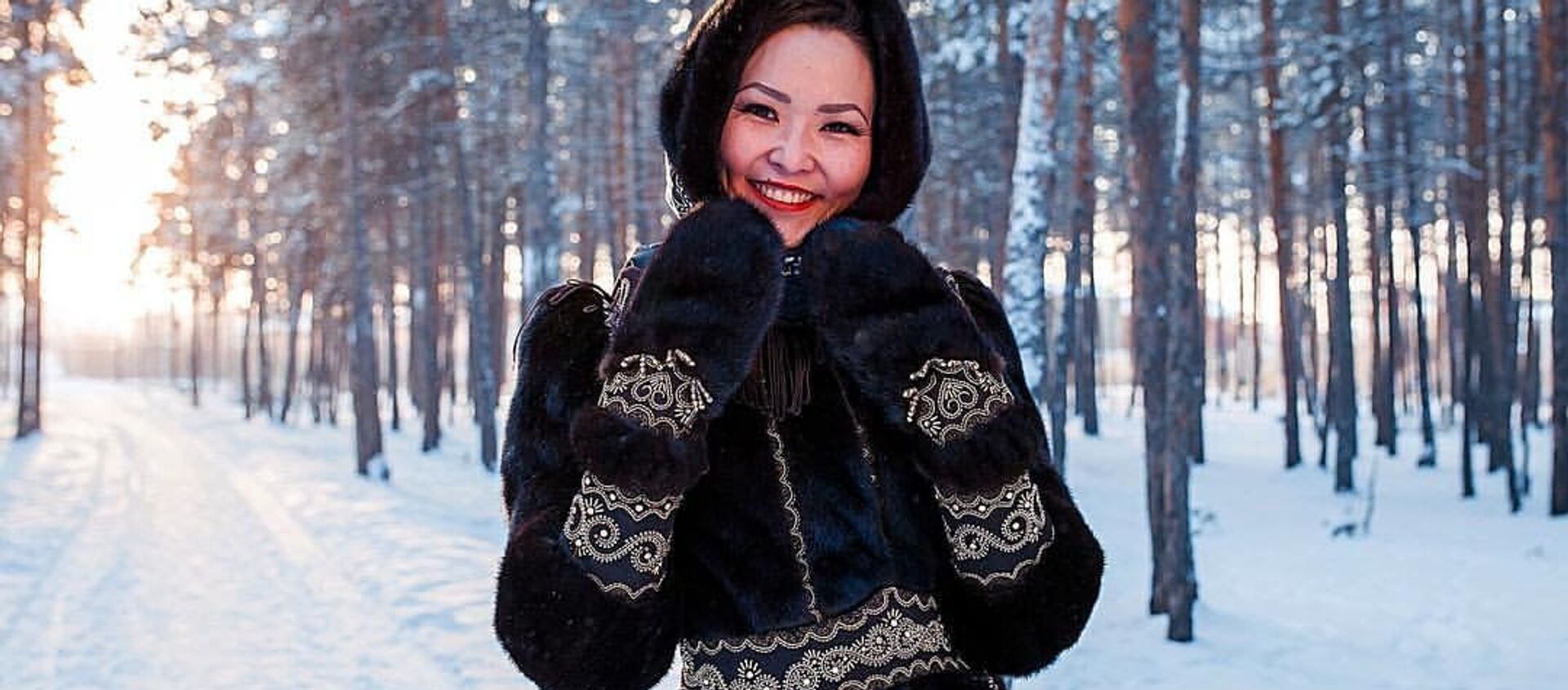 فتاة ترتدي معطفا - سبوتنيك عربي, 1920, 09.02.2021