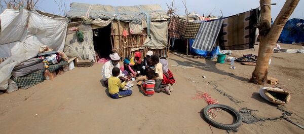 لاجئون يمنيون بعد القفص السعودي على اليمن، بالقرب من مدينة الحديدة على البحر الأحمر، 9 يناير/ كانون الثاني 2018 - سبوتنيك عربي