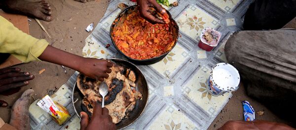 لاجئون يمنيون بعد القفص السعودي على اليمن، بالقرب من مدينة الحديدة على البحر الأحمر، 9 يناير/ كانون الثاني 2018 - سبوتنيك عربي
