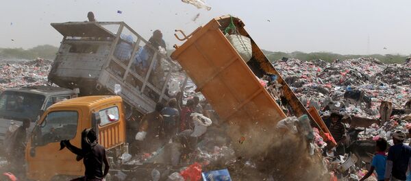 لاجئون يمنيون بعد القفص السعودي على اليمن، بالقرب من مدينة الحديدة على البحر الأحمر، 14 يناير/ كانون الثاني 2018 - سبوتنيك عربي