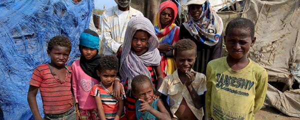 لاجئون يمنيون بعد القفص السعودي على اليمن، بالقرب من مدينة الحديدة على البحر الأحمر، 9 يناير/ كانون الثاني 2018 لاجئون يمنيون بعد القفص السعودي على اليمن، بالقرب من مدينة الحديدة على البحر الأحمر، 9 يناير/ كانون الثاني 2018 - سبوتنيك عربي