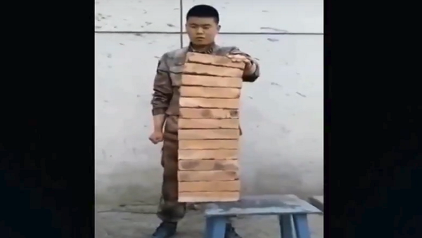 جندي صيني يحطم الحجارة بيده - سبوتنيك عربي