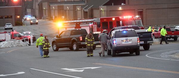 الشرطة الأمريكية تتفقد مكان حادثة إطلاق نار في مدرسة مارشال الثانوية في بنتون، كنتاكي، الولايات المتحدة 23 يناير/ كانون الثاني 2018 الشرطة الأمريكية تتفقد مكان حادثة إطلاق نار في مدرسة مارشال الثانوية في بنتون، كنتاكي، الولايات المتحدة 23 يناير/ كانون الثاني 2018 - سبوتنيك عربي