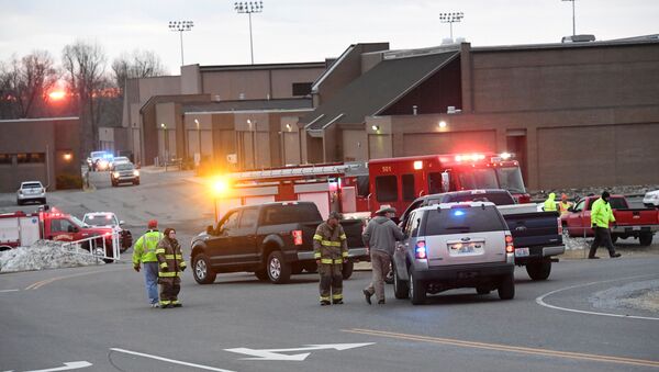 الشرطة الأمريكية تتفقد مكان حادثة إطلاق نار في مدرسة مارشال الثانوية في بنتون، كنتاكي، الولايات المتحدة 23 يناير/ كانون الثاني 2018 - سبوتنيك عربي