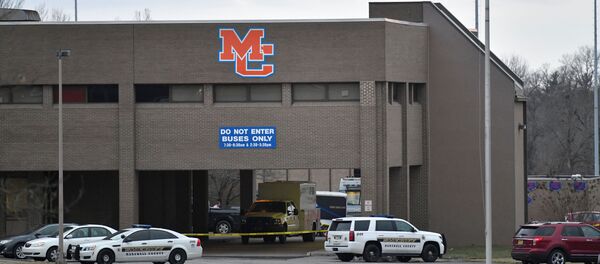 الشرطة الأمريكية تتفقد مكان حادثة إطلاق نار في مدرسة مارشال الثانوية في بنتون، كنتاكي، الولايات المتحدة 23 يناير/ كانون الثاني 2018 الشرطة الأمريكية تتفقد مكان حادثة إطلاق نار في مدرسة مارشال الثانوية في بنتون، كنتاكي، الولايات المتحدة 23 يناير/ كانون الثاني 2018 - سبوتنيك عربي