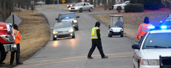 الشرطة الأمريكية تتفقد مكان حادثة إطلاق نار في مدرسة مارشال الثانوية في بنتون، كنتاكي، الولايات المتحدة 23 يناير/ كانون الثاني 2018 - سبوتنيك عربي