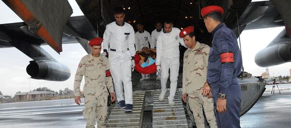 أحد مصابي العمليات الإرهابية في بنغازي لدى وصوله مصر - سبوتنيك عربي