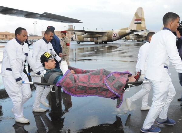 أحد مصابي العمليات الإرهابية في بنغازي لدى وصوله مصر أحد مصابي العمليات الإرهابية في بنغازي لدى وصوله مصر - سبوتنيك عربي