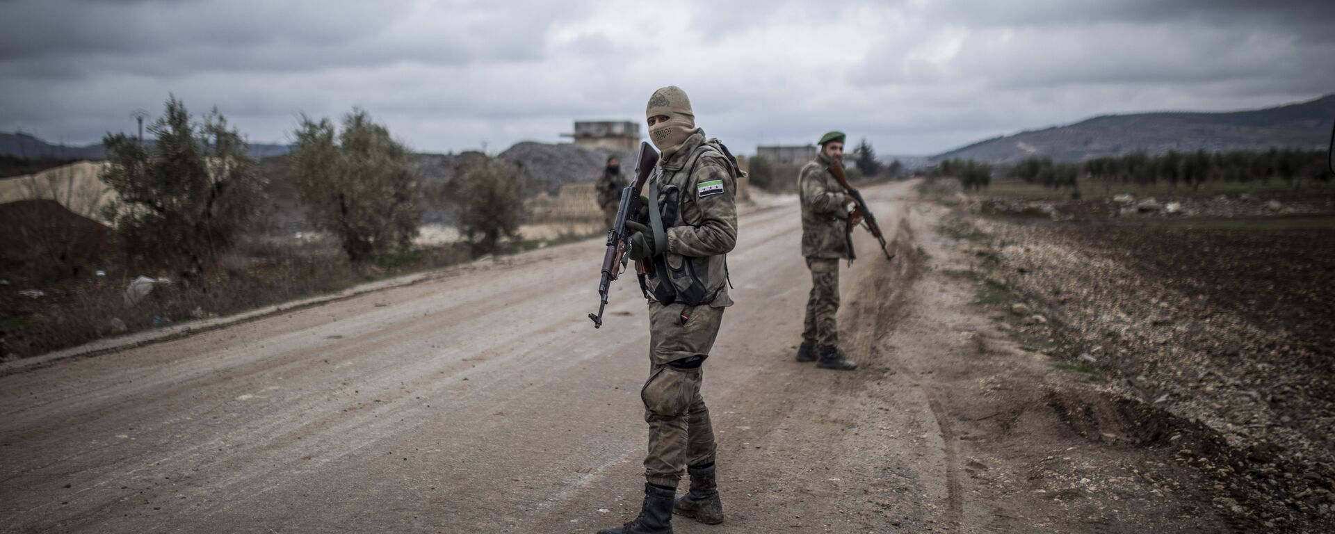 عناصر من جماعات مسلحة سورية مشاركة في عملية غصن الزيتون في عفرين السورية - سبوتنيك عربي, 1920, 02.08.2022