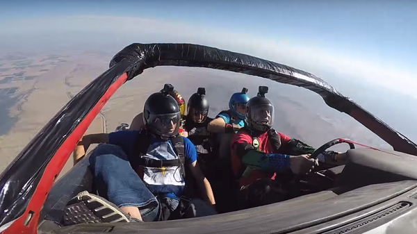 شباب يقفزون من طائرة وهم داخل سيارة - سبوتنيك عربي