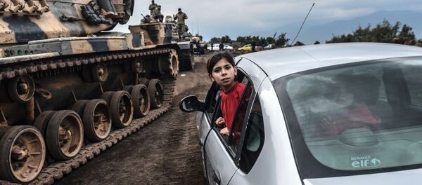 طفلة تركية تنظر عبر نافذة سيارة على خلفية تجمع لدبابات الجيش التركي على الحدود السورية التركية في هاتاي، 21 يناير/ كانون الثاني 2018 طفلة تركية تنظر عبر نافذة سيارة على خلفية تجمع لدبابات الجيش التركي على الحدود السورية التركية في هاتاي، 21 يناير/ كانون الثاني 2018 - سبوتنيك عربي