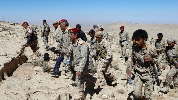 جنود من الجيش اليمني فوق أحد الجبال2018 - سبوتنيك عربي
