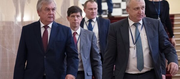 الممثل الخاص للرئيس الروسي ألكسندر لافرينتيف (على اليسار) خلال مباحثات في أستانا - سبوتنيك عربي