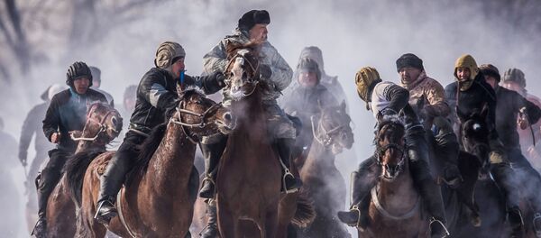 المشاركون في الألعاب الرياضية الوطنية ركوب الخيل ألامان أولاك في بلدة داتشا سو قرب بشكيك - سبوتنيك عربي