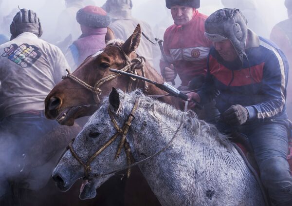 المشاركون في الألعاب الرياضية الوطنية ركوب الخيل ألامان أولاك في بلدة داتشا سو قرب بشكيك - سبوتنيك عربي