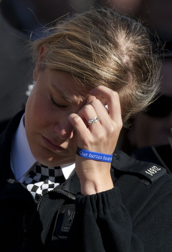 شرطية إنجليزية تبكي - سبوتنيك عربي