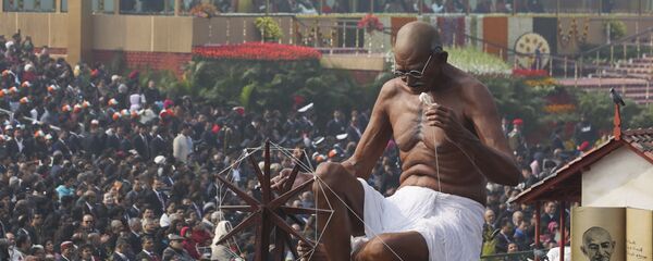 تمثال للماهاتما غاندي خلال موكب يوم الجمهورية في نيودلهي - سبوتنيك عربي