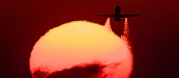 طائرة Airbus A-321 تقلع من مطار سوتشي الدولي على خلفية غروب الشمس في آدلر - سبوتنيك عربي