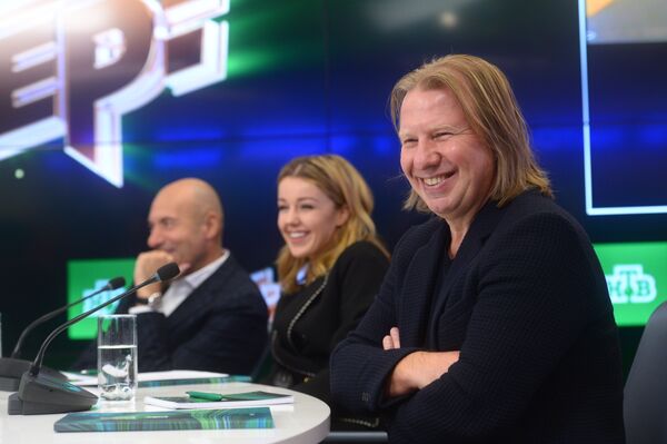 لجنة التحكيم: (من اليسار) الفنان والملحن الشهير إيغور كروتوي، المغنية الروسية يوليانا كارولوفا، والملحن والمنتج فيكتور دروبيش لجنة التحكيم: (من اليسار) الفنان والملحن الشهير إيغور كروتوي، المغنية الروسية يوليانا كارولوفا، والملحن والمنتج فيكتور دروبيش - سبوتنيك عربي