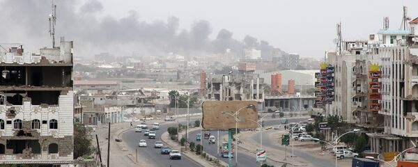 الدخان يتصاعد من مخزن قطع غيار السيارات أصيب بقذائف خلال الصراع في مدينة عدن الساحلية الدخان يتصاعد من مخزن قطع غيار السيارات أصيب بقذائف خلال الصراع في مدينة عدن الساحلية - سبوتنيك عربي