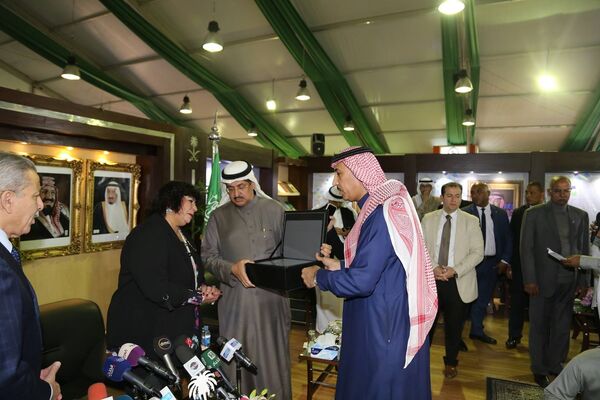 وزيرة الثقافة المصرية  تتسلم هدية تذكارية من ملحقية السفارة السعودية بالقاهرة  - سبوتنيك عربي