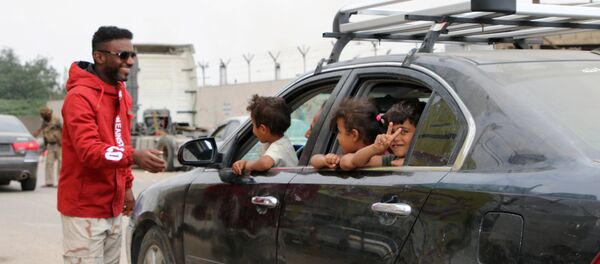 أحد مقاتلي المجلس الانتقالي الجنوبي عند حاجز أمني في عدن - سبوتنيك عربي