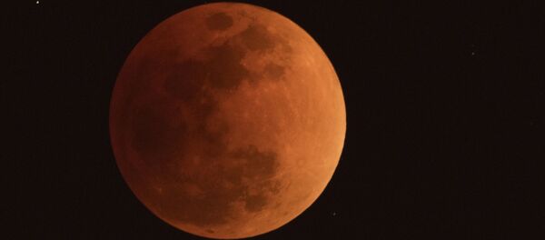 ثلاث ظواهر فريدة من نوعها في وقت واحد: خسوف القمر والقمر الكامل والقمر العملاق - الصين 31 يناير/ كانون الثاني 2018 ثلاث ظواهر فريدة من نوعها في وقت واحد: خسوف القمر والقمر الكامل والقمر العملاق - الصين 31 يناير/ كانون الثاني 2018 - سبوتنيك عربي