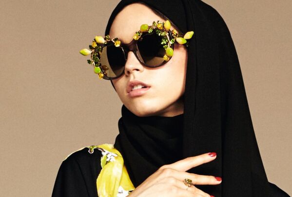 فتاة تقدم مجموعة Dolce&Gabanna للمحجبات - سبوتنيك عربي