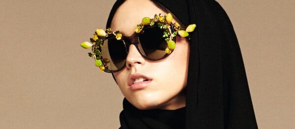 فتاة تقدم مجموعة Dolce&Gabanna للمحجبات - سبوتنيك عربي