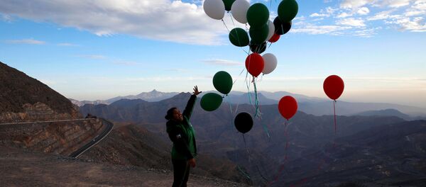 فتاة تطلق بالونات احتفالا بافتتاح أطول خظ زيب لاين فوق جبل جيس، الإمارات العربية المتحدة 31 يناير/ كانون الثاني 2018 - سبوتنيك عربي