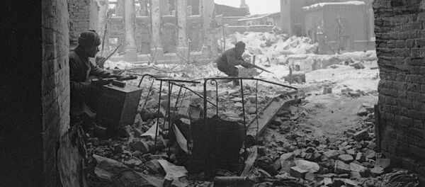 جنود الجيش الأحمر في شوارع مدينة ستالينغراد، سبتمبر/ أيلول عام 1942 - سبوتنيك عربي