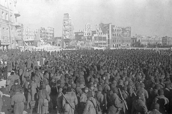 قوات الجيش السوفييتي في مدينة ستالينغراد بعد تحريرها  من جيش ألمانيا النازية - 4 فبراير/ شباط 1943 - سبوتنيك عربي