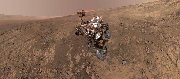 مركبة كوريوستي مارس (Curiosity Mars) تلتقط صورة لها على سطح المريخ في منطقة فيرا روبين ريدج (Vera Rubin Ridge)، التي يتم استكشافها في الأشهر الأخيرة، 23 يناير/ كانون الثاني 2018 - سبوتنيك عربي