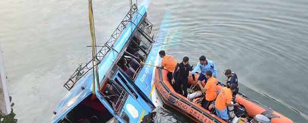 الشرطة الهندية تنقذ ركاب حافلة عمومية كانت قد سقطت في مياه قناة غوغرا كنال، الهند 29 يناير/ كانون الثاني 2018 - سبوتنيك عربي