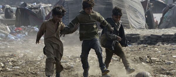 أطفال باكستانيون يلعبون بالكرة في لاهور، باكستان 30 يناير/ كانون الثاني 2018 - سبوتنيك عربي