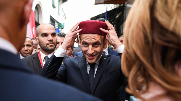زيارة الرئيس الفرنسي إيمانويل ماكرون إلى تونس، الرئيس الفرنسي يرتدي طربوشا في أحد أسواق البلدة القديمة مدينة 1 فبراير/ كانون الثاني 2018 - سبوتنيك عربي