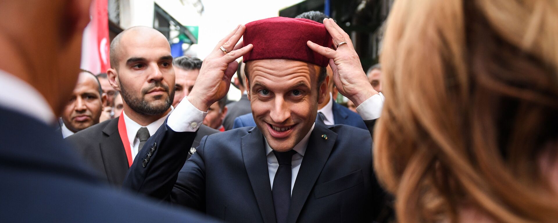 زيارة الرئيس الفرنسي إيمانويل ماكرون إلى تونس، الرئيس الفرنسي يرتدي طربوشا في أحد أسواق البلدة القديمة مدينة 1 فبراير/ كانون الثاني 2018 - سبوتنيك عربي, 1920, 10.08.2022