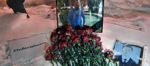 فعالية تكريم ذكرى طيار الطائرة الحربية الروسية سو-25 الذي قتل في سوريا -وضع الزهور أمام مبنى وزارة الدفاع في موسكو - سبوتنيك عربي