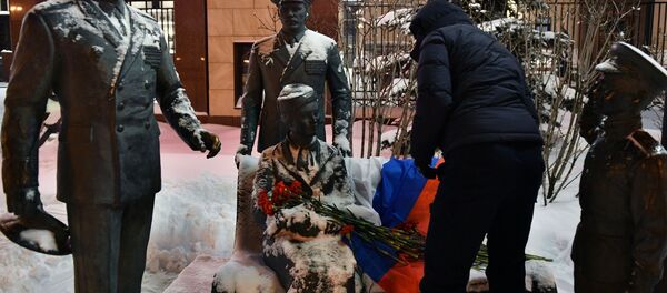 فعالية إحياء ذكرى مقنل طيار الطائرة الحربية الروسية سو-25 في سوريا - أمام مبنى وزارة الدفاع في موسكو - سبوتنيك عربي