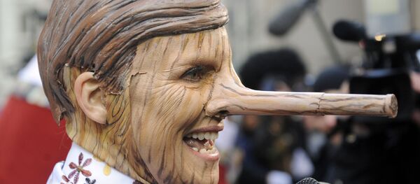 رجل متنكر في صورة الدمية الخشبية بينوكيو في عيد الهالوين 2008 - سبوتنيك عربي