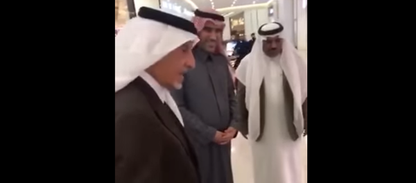 أمير مكة يستفسر من عاملان حول عدم ارتدائهما الزي السعودي أمير مكة يستفسر من عاملان حول عدم ارتدائهما الزي السعودي - سبوتنيك عربي