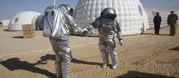 ممثلو البعثة العلمية AMADEE-18 خلال إجراء تجربة لمحاكاة الحياة على كوكب المريخ في صحراء عُمان - سبوتنيك عربي