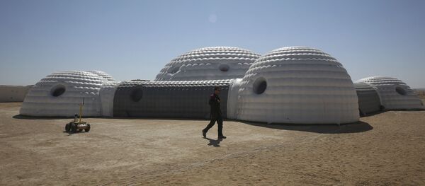 مكان الإقامة (2.4 طن) الذي تستخدمه بعثة AMADEE-18 لمحاكاة الحياة على كوكب المريخ في صحراء ظفار في عُمان - سبوتنيك عربي