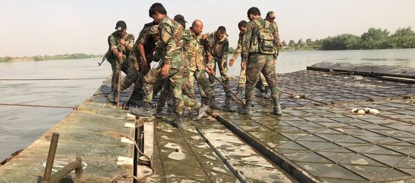 جنود سوريون يستعدون لعبور الفرات - سبوتنيك عربي