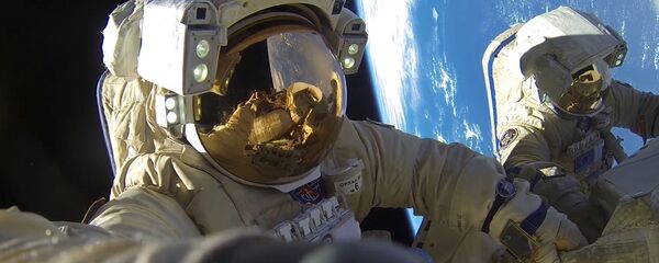 رائدا فضاء روس كوسموس أنطون شكابليروف  وألكسندر  ميسوركين خلال مهمة السير خارج محطة الفضاء الدولية، والتي اتسغرقت مدة 8 ساعات و 12 دققة - سبوتنيك عربي