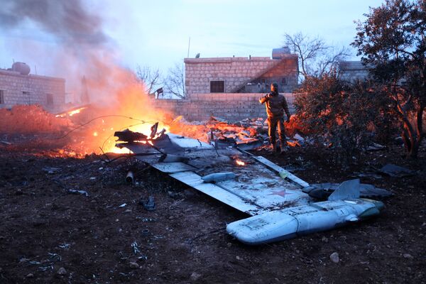 أجزاء من الطائرة الحربية الروسية سو-25 التي أُسقطت في إدلب، سوريا 3 فبراير/ شباط 2018 - سبوتنيك عربي