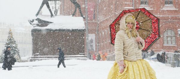 امرأة تحمل مظلة خلال عاصفة ثلجية قوية ضربت موسكو هذا الأسبوع - سبوتنيك عربي