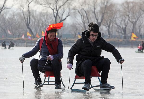 سياح يركبون زلاجات على جليد بحيرة كونمين  في ضواحي بكين، الصين - سبوتنيك عربي