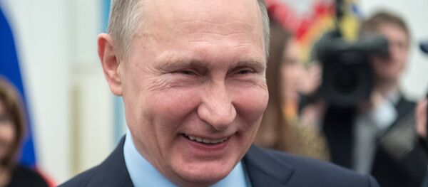 الرئيس الروسي فلاديمير بوتين يضحك - سبوتنيك عربي