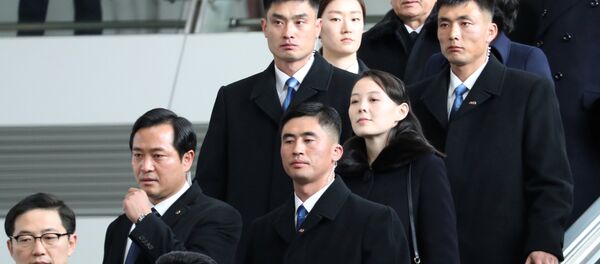 كيم يو جونغ شقيقة زعيم كوريا الشمالية كيم جونغ أون لحظة وصولها مطار كوريا الجنوبية من أجل حضور دورة الألعاب الأوليمبية الشتوية في 9 فبراير/شباط 2018 كيم يو جونغ شقيقة زعيم كوريا الشمالية كيم جونغ أون لحظة وصولها مطار كوريا الجنوبية من أجل حضور دورة الألعاب الأوليمبية الشتوية في 9 فبراير/شباط 2018 - سبوتنيك عربي